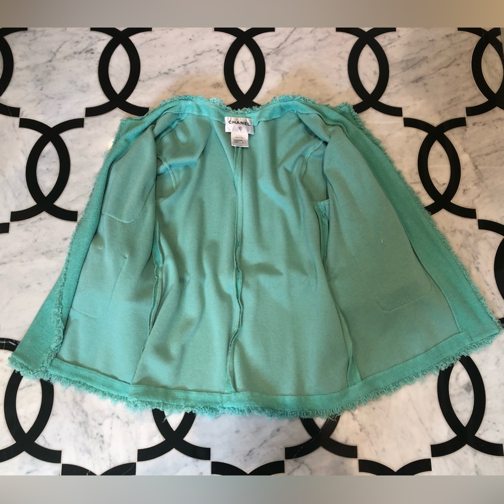 Gorgeous Chanel Green jacket w/Pearl Embellishment, beautiful Metallic Thread - Picture 8 of 12